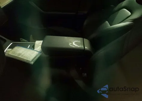 2025 Tesla Model Y z USA, uszkodzony, nr VIN 7SAYGDED5SF240346